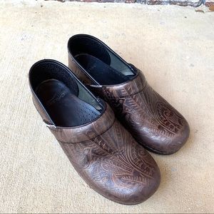 Dansko Professional Clogs 39 Brown Paisley Tooled